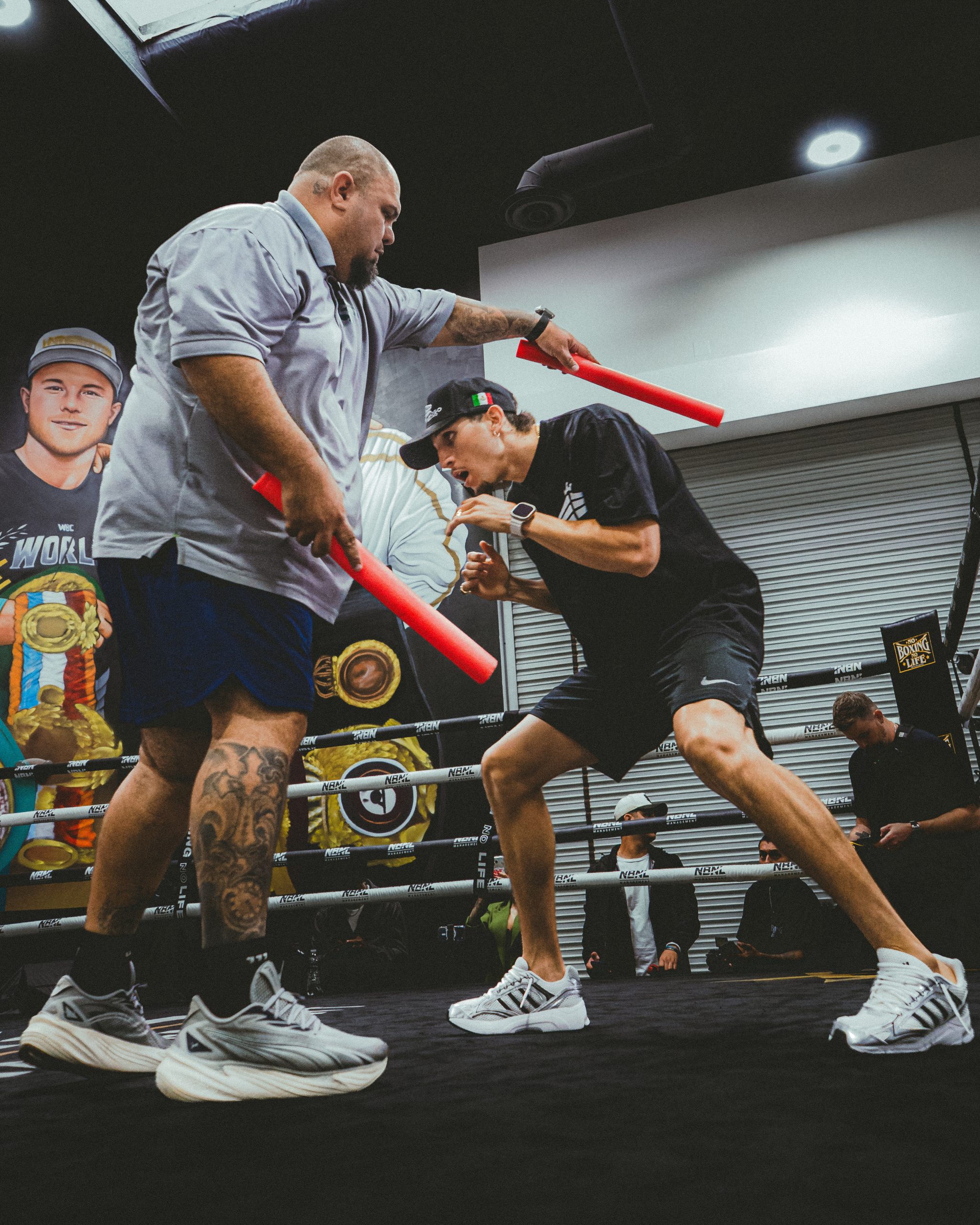 Marco Verde training inside Eddy Reynoso Escuela de Boxeo